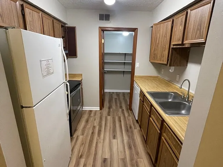 Pecan Manor Apartments — Photo 32