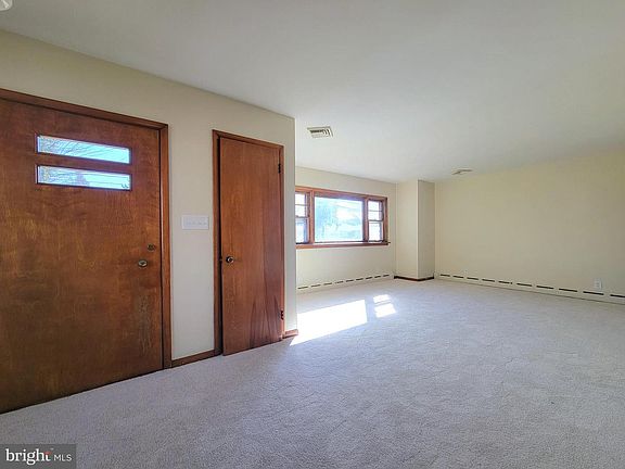 4th image of 15 W Governor Rd