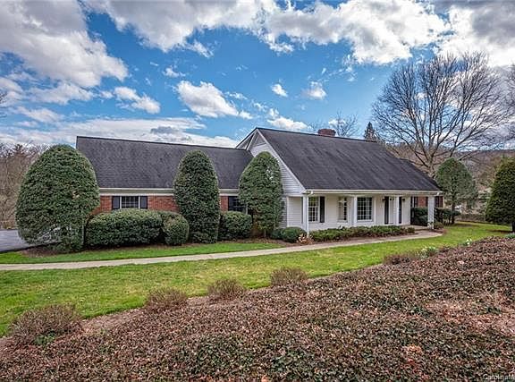 2nd image of 215 Hawthorn Dr