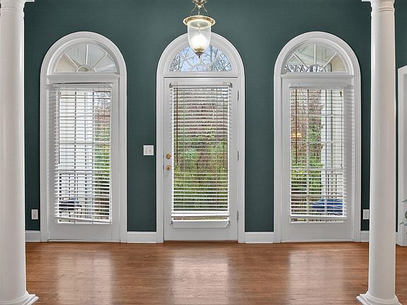 4th image of 623 Walton Way