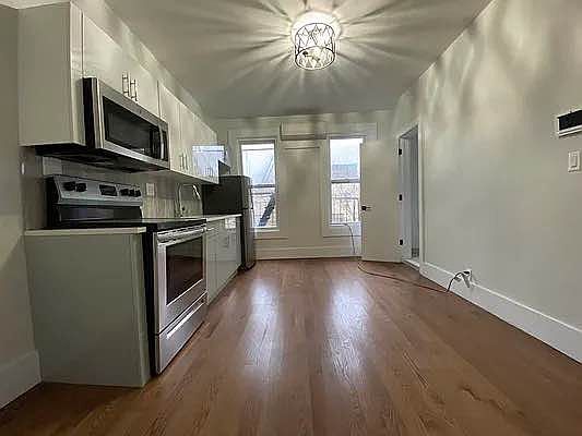3rd image of 542 Willoughby Ave #2B