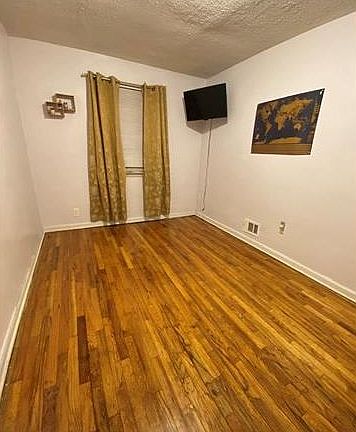 4th image of 870 E 216th St
