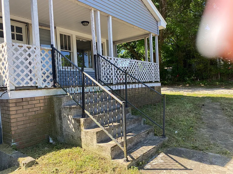 404 Goldston St — Photo 3