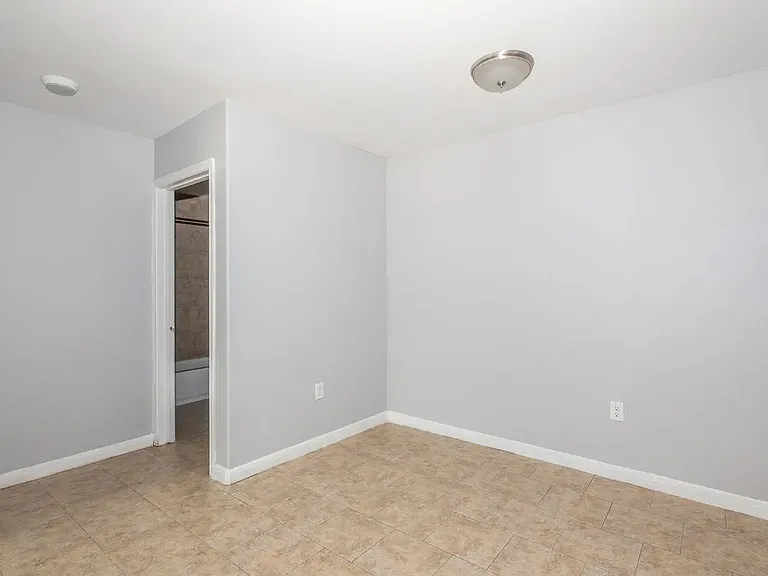 Capewood Apartments — Photo 15