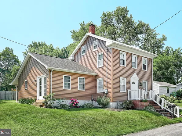 2467 Pleasant View Dr, York, PA 17406