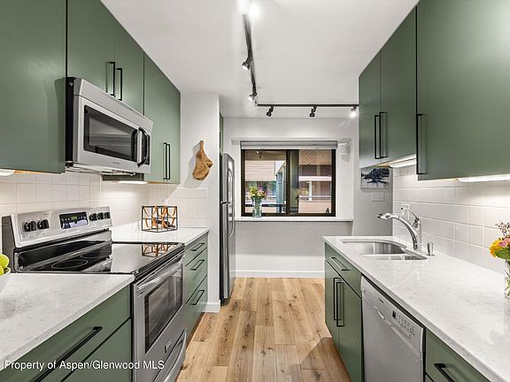 5th image of 941 Vine St