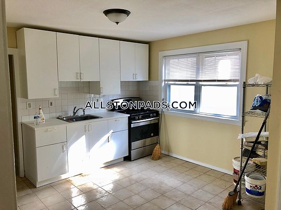2nd image of 122 Holton St #U1
