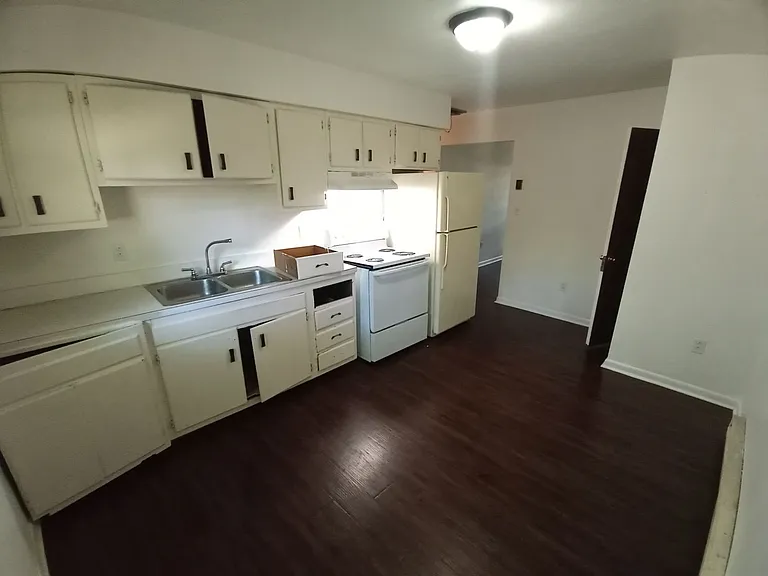 1346 Strand St — Photo 7