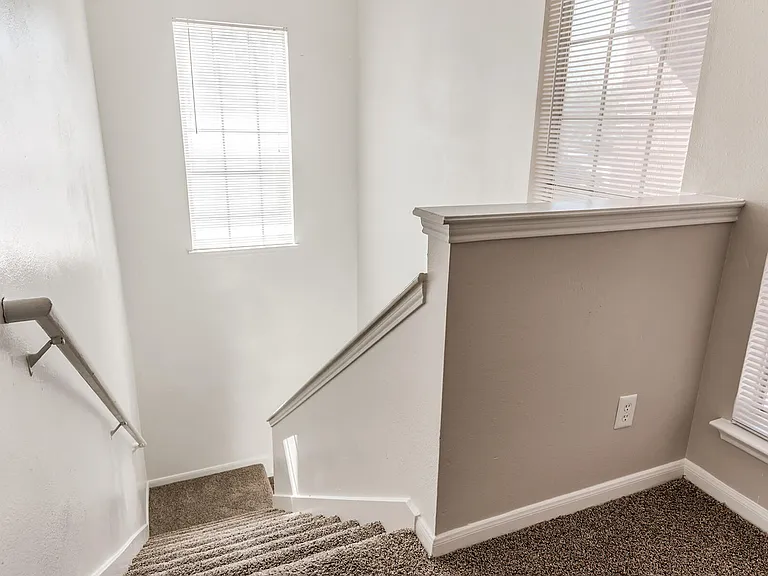 Hollow Creek Apartments — Photo 9