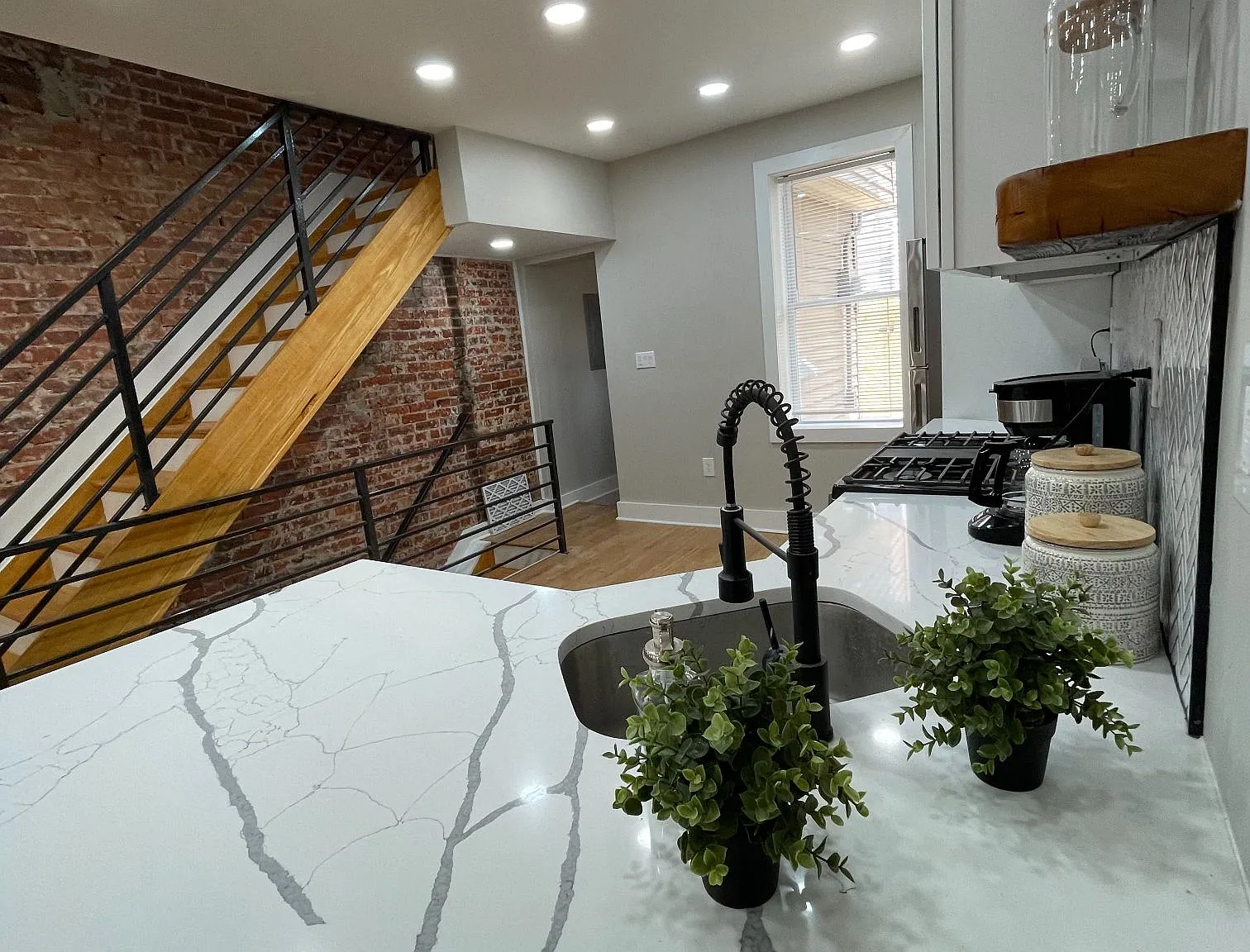 3 bed, 1110 sqft, $2,100 — Photo 3