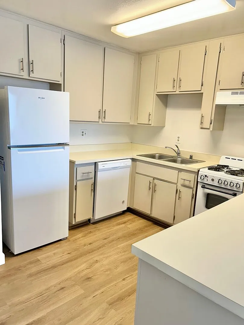 Mission Tower Apartments — Photo 3