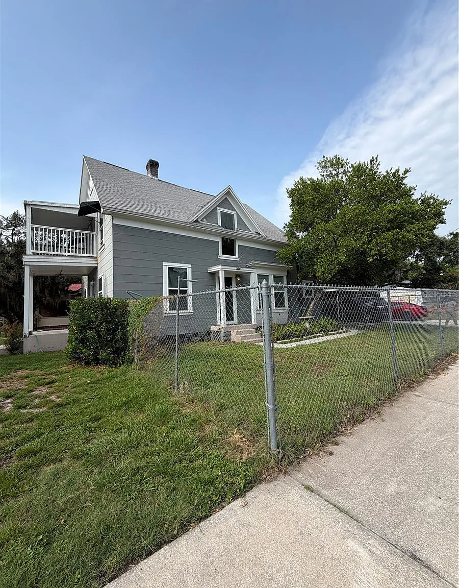 3 bed, 1.0 bath, 1095 sqft, $2,200 — Photo 2