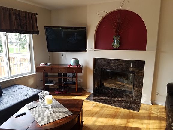 3rd image of 1572 Knoll Crest Dr