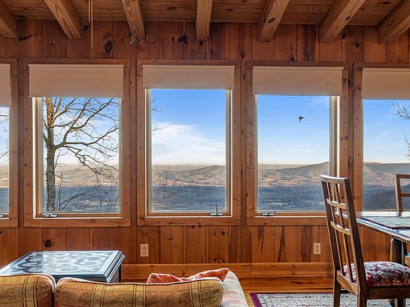 5th image of 319 Lookout Dr