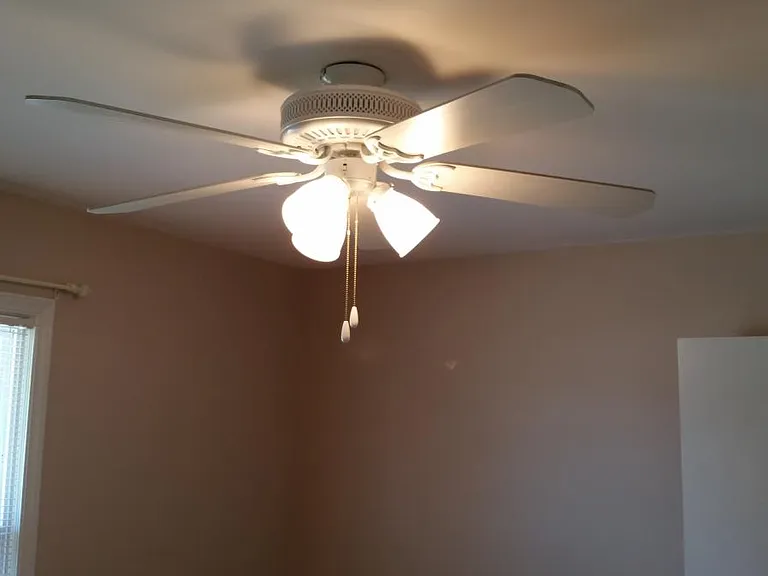 Bedroom Ceiling Fan / Smoke Detector