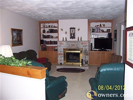 family room/enter 3 season room to right