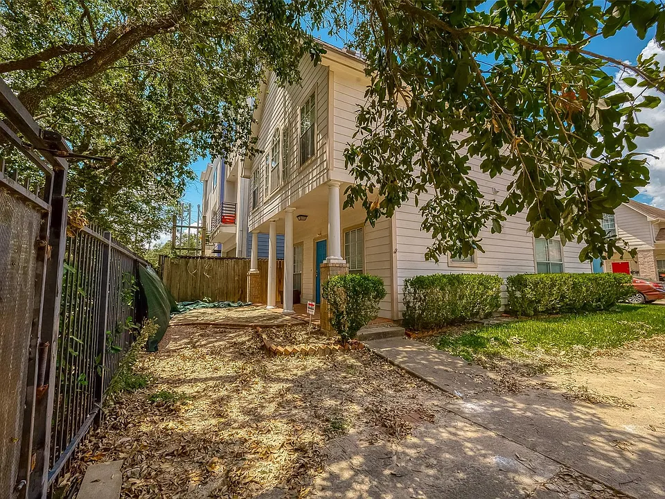 2810 Austin St