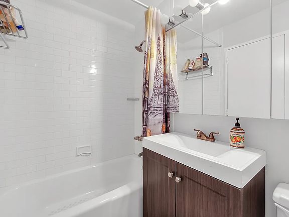 3rd image of 310 E 46th St APT 21F