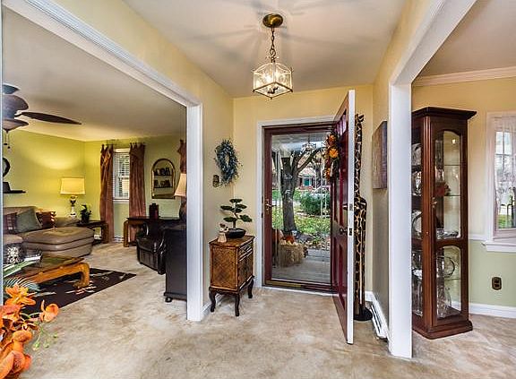 Open floorplan from foyer into living & dining rms