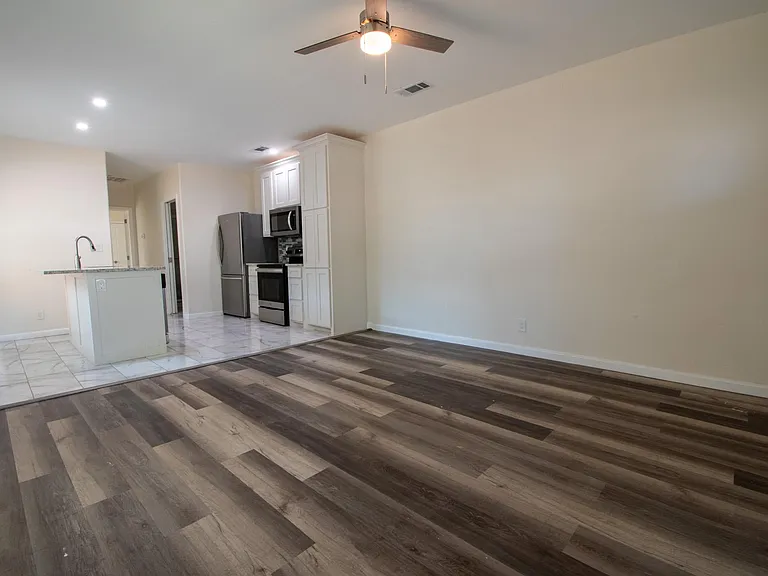 2207 S Vernon Ave — Photo 4