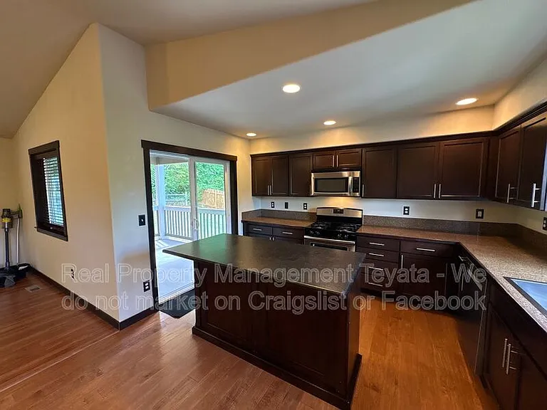418 Jeff St — Photo 6