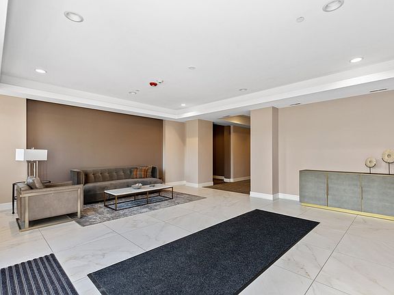 3rd image of 815 Laurel Ave #205