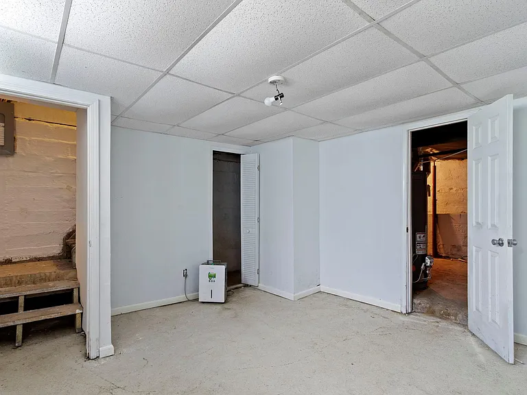 804 W 42nd St — Photo 29