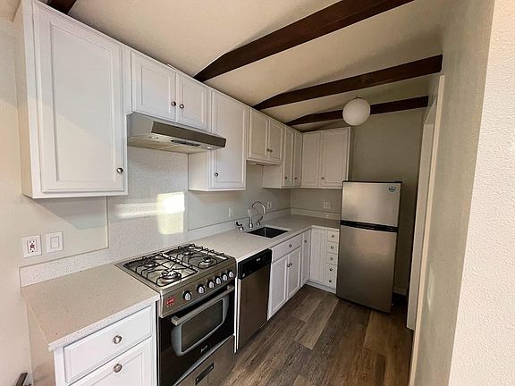 kitchen w/ gas stove, dishwasher