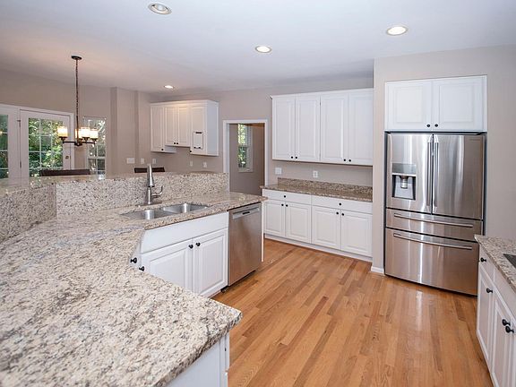 5th image of 415 Huntington Dr