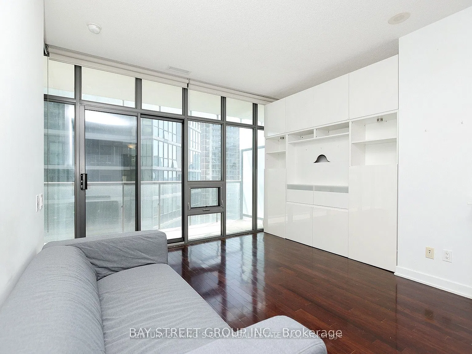 33 Charles St E — Photo 2
