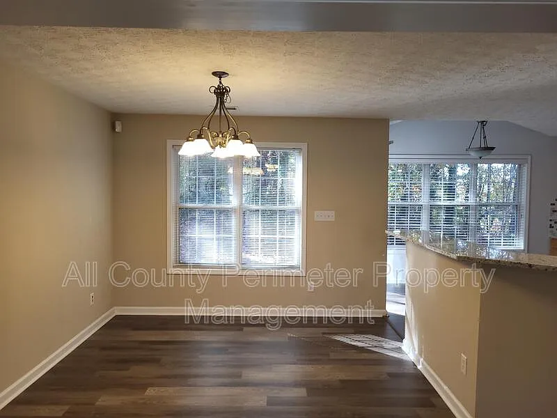 4 bed, 2.5 bath, 2202 sqft, $2,495 — Photo 4