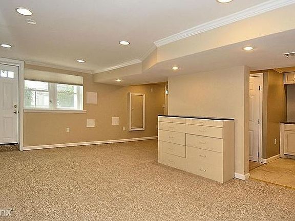 15_Studio_Living_FrontDoor