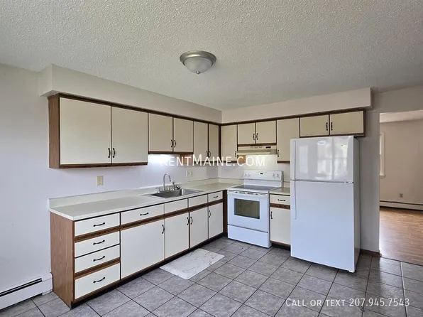 2 Hartley St APT 2, Lewiston, ME 04240