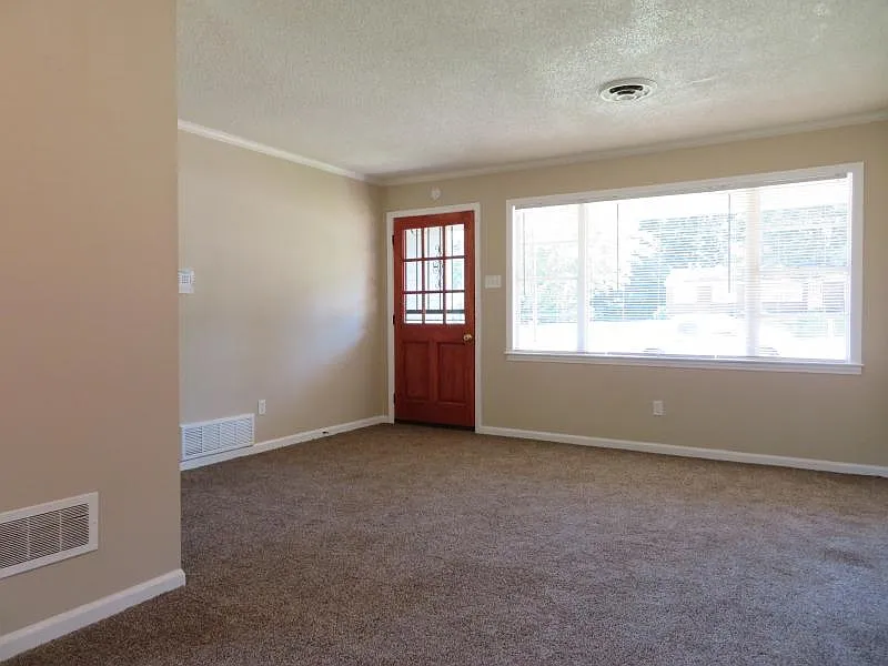 3 bed, 1.5 bath, 994 sqft, $1,140 — Photo 2
