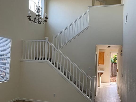 3rd image of 27 Windchime Ct