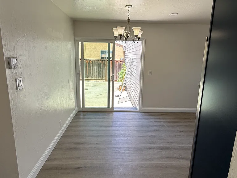 4765 Serra Ave — Photo 9
