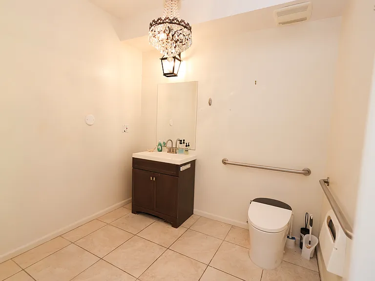 1901 Victoria Ave #105 — Photo 17