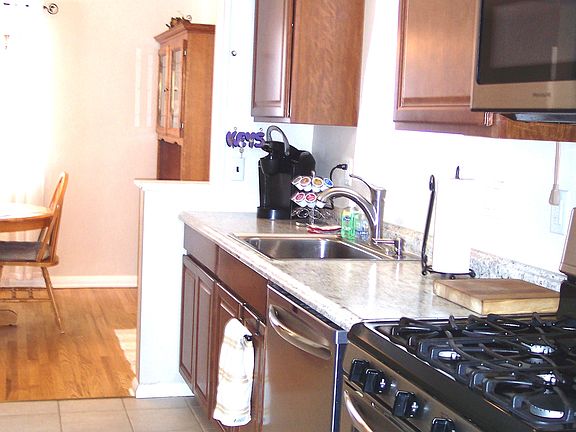 kitchen w/ceramic tile floor