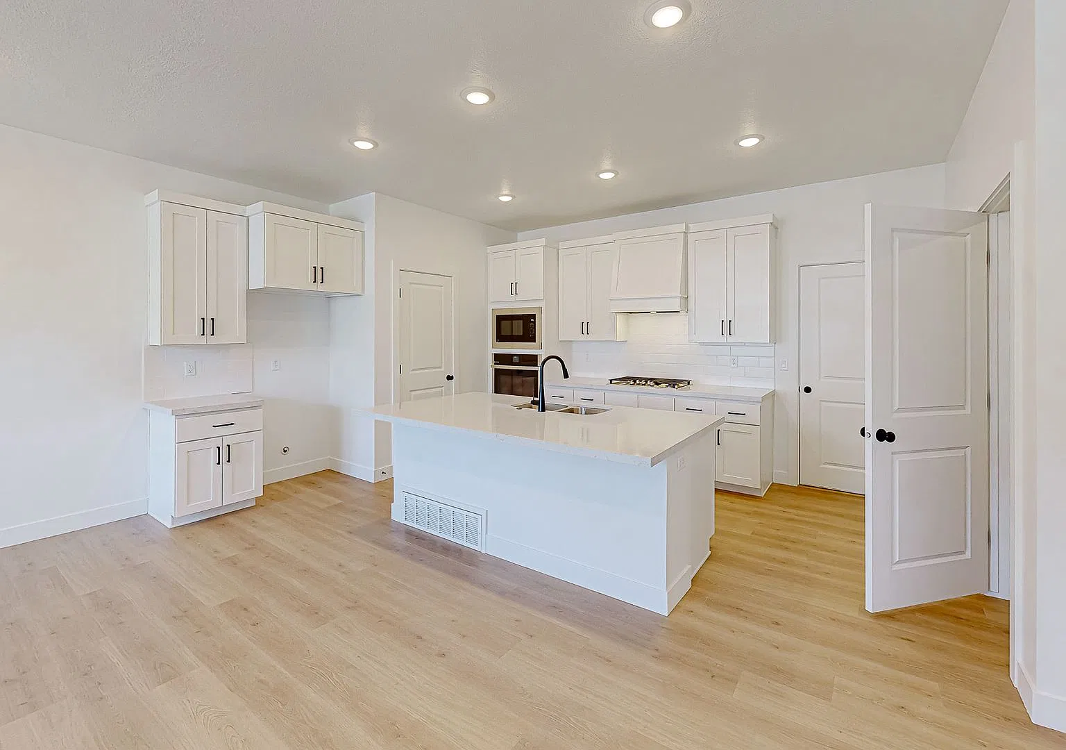 Stunning 2024 Townhome for Rent in Sunrise Ranch Mapleton, Utah — Photo 3
