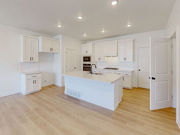 3rd image of 12 S Starlight Ln