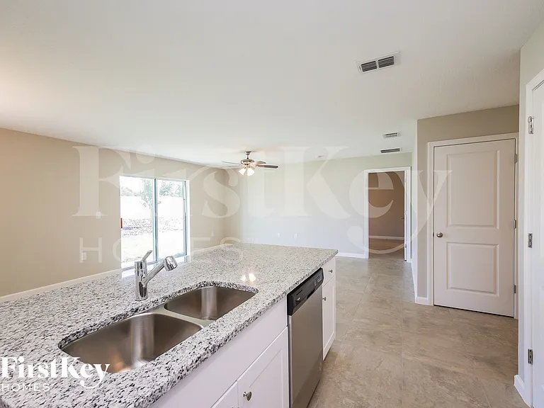 607 Lindbergh Way — Photo 9