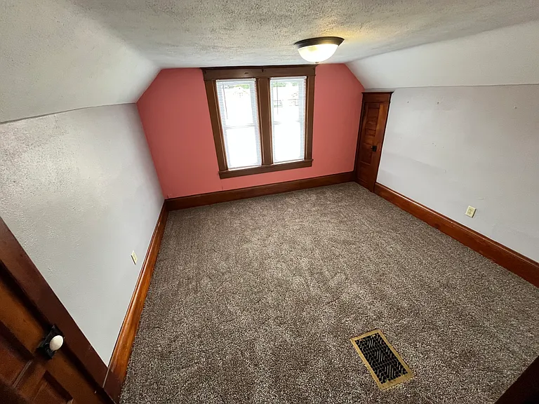211 W Fisk St — Photo 23