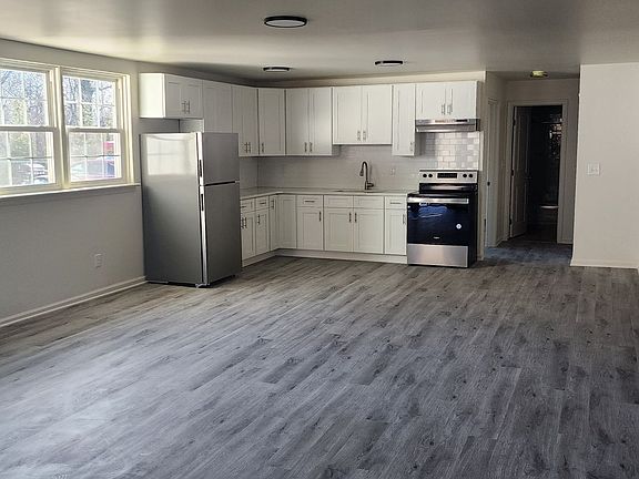 3rd image of 146 Walnut St APT 1B