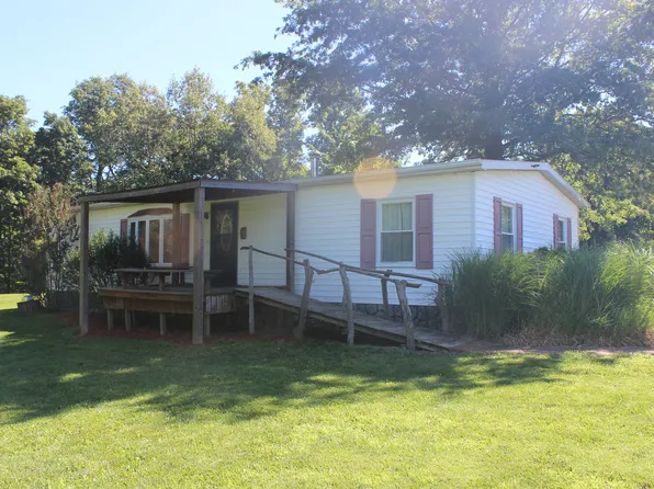 3042 Cannon Gardens Rd, Salem, IL 62881