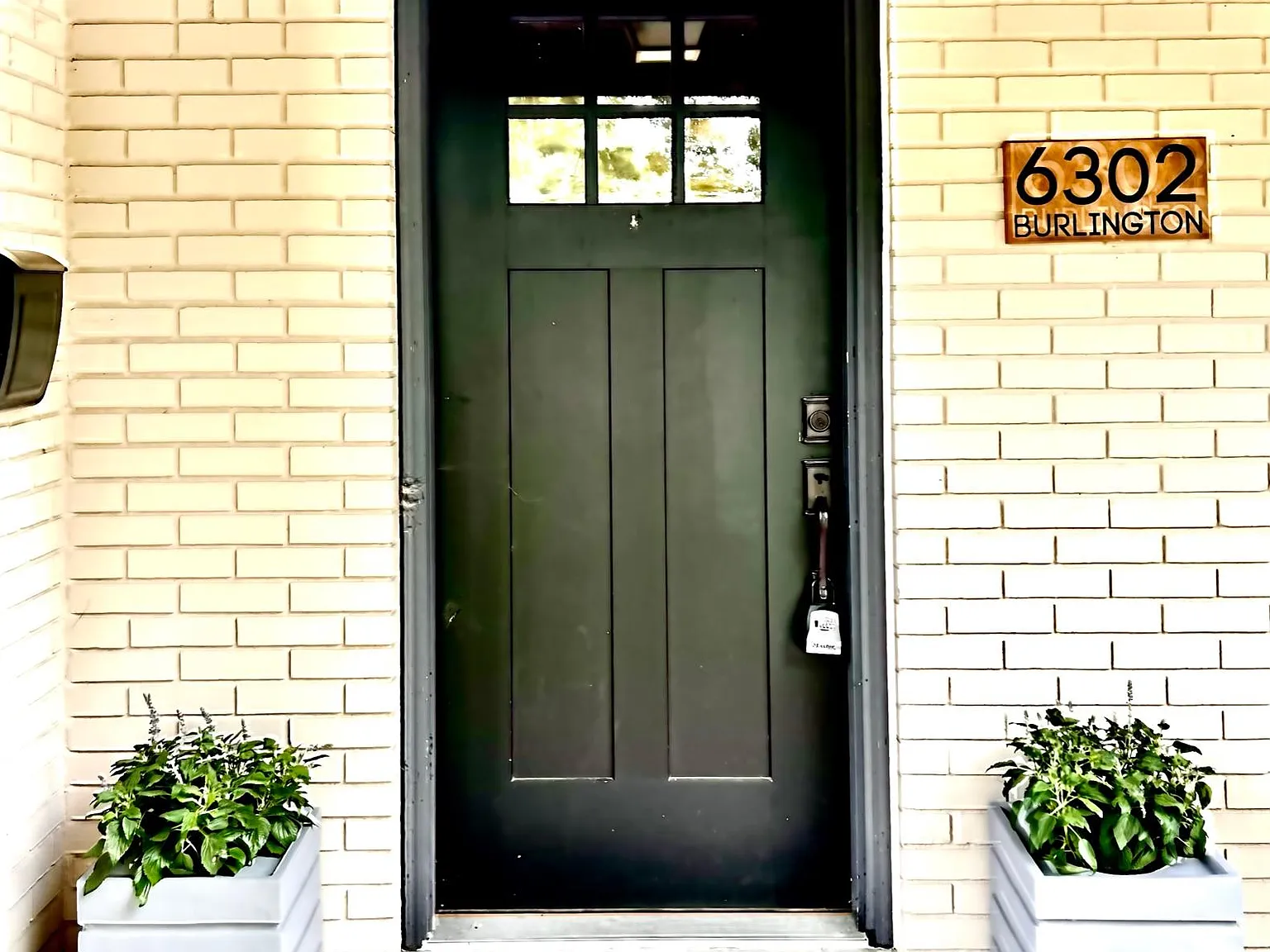 6302 N Burlington Ave — Photo 2