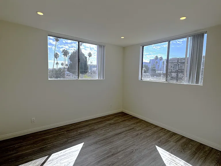 410 S Alexandria Ave — Photo 11