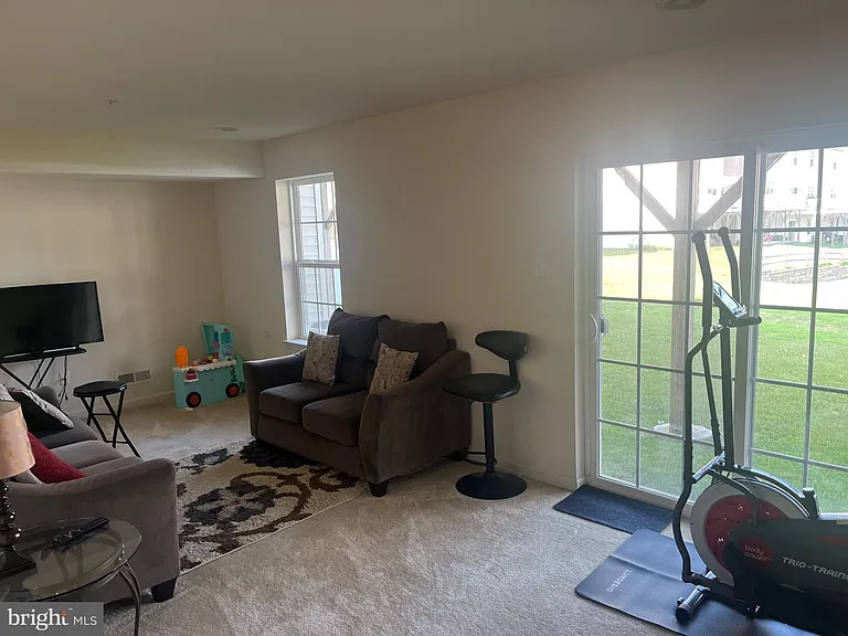 141 Graystone Dr — Photo 43