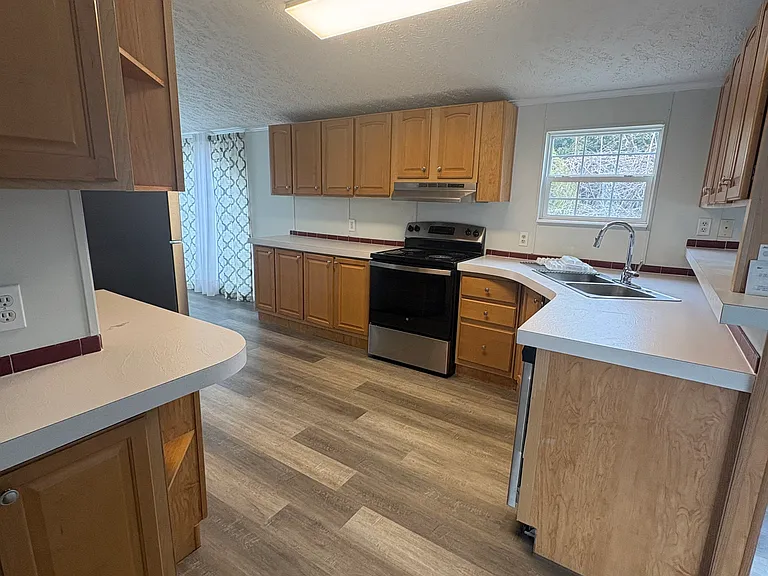 305 Hammond St — Photo 9