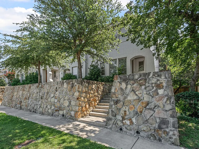 2611 McCart Ave — Photo 2