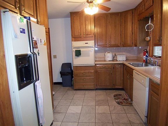 kitchen w/ ceramic tile